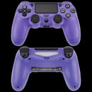 Control alámbrico DoubleShock 4 morado eléctrico para PlayStation 4, con cable USB, botones negros y joysticks.