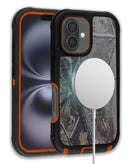 Funda heavy duty naranja camuflaje para iPhone 16 con carga inalámbrica, protección robusta y estilo.