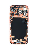 Tapa trasera iPhone 17 Pro color naranja cósmico, con pequeños componentes preinstalados. Versión EE.UU.