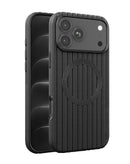 Case MagSafe negro para iPhone 17 Pro/18 Pro con textura vertical. Ofrece protección elegante y carga inalámbrica.