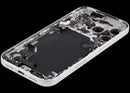 Tapa trasera plateada usada para iPhone 17 Pro, con puerto de carga flex y pequeñas piezas, ideal para reparación.