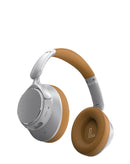 Audífonos inalámbricos ENIGMA color tan con aislamiento de ruido y micrófono incorporado, ideales para sonido inmersivo.