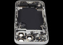 Tapa trasera plateada usada para iPhone 17 Pro, con puerto de carga y piezas pequeñas, lista para reparación.