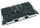 Tapa superior plateada de MacBook Pro 13 A2338 M2 con batería y teclado ANSI US.