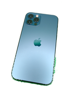 iPhone 12 Pro seminuevo azul de 128GB, con pantalla encendida mostrando la interfaz de iOS, en perfecto estado.