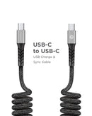 Cable USB-C a USB-C PowerPeak gris enrollado de 4 pies, ideal para carga y sincronización de dispositivos.