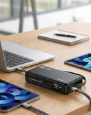 Batería externa Esoulk negra de 10000 mAh y 45W con cable retráctil incorporado, ideal para cargar dispositivos móviles.