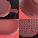 Altavoz inalámbrico portátil Skullcandy en rojo vibrante, diseño compacto, ideal para llevar a cualquier lugar.