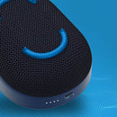 Altavoz Bluetooth portátil Skullcandy Kilo XT azul oscuro, resistente al agua, con correa de transporte y rejilla frontal.