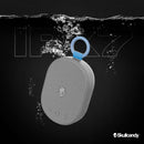 Altavoz Bluetooth Skullcandy Kilo XT gris claro, portátil, con asa, ideal para exteriores y sonido potente.