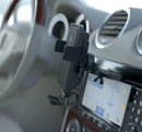 Soporte PowerPeak ProMount para auto en ranura CD, negro, con brazo ajustable para smartphones.