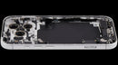 Tapa trasera plateada usada para iPhone 17 Pro, con puerto de carga flex y pequeñas piezas, ideal para reparación.