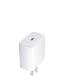 Adaptador de corriente USB-C blanco de 20W con enchufe plegable, ideal para carga rápida de dispositivos electrónicos.