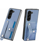 Protege tu teléfono con estilo con esta funda de fibra de carbono con ranura para tarjeta y soporte para correa en color azul en Xela Quetzaltenango.