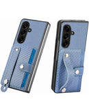 Funda Samsung Galaxy Z Fold 7 textura de fibra de carbono con portatarjetas y correa para la muneca - Azul