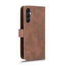 Protege tu Samsung Galaxy A05S con estilo en Xela Quetzaltenango con esta elegante funda de cuero color marrón con ranura para tarjetas.