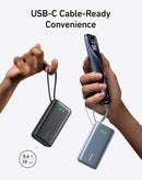 Batería externa Anker Nano negra de 10000mAh con cable USB-C integrado, ideal para cargar dispositivos.
