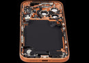 Tapa trasera Cosmic Orange usada para iPhone 17 Pro US, con puerto de carga flex y pequeños componentes.