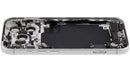 Tapa trasera plateada usada para iPhone 17 Pro, con puerto de carga y pequeñas piezas.