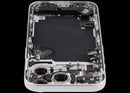 Tapa trasera plateada usada para iPhone 17 Pro, con puerto de carga y pequeñas piezas.
