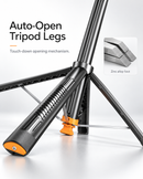 Trípode selfie negro con seguimiento IA, soporte giratorio para celular y control remoto Bluetooth. Ideal para vlogs y fotos.