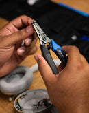Herramienta pelacables iFixit Mandible en Quetzaltenango, ideal para reparaciones en Xela, disponible en Mayorista de herramientas.