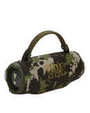 Altavoz JBL Charge 6 portátil impermeable Bluetooth en patrón de camuflaje, ideal para exteriores.