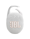 El parlante JBL Clip 5 blanco ultra-portátil e impermeable disponible en Xela Quetzaltenango.