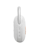 El parlante JBL Clip 5 blanco ultra-portátil e impermeable disponible en Xela Quetzaltenango.