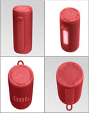Altavoz Bluetooth portátil JBL Grip Compact rojo, diseño robusto y compacto para audio de alta calidad.