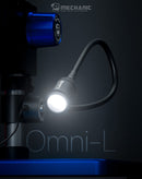 Fuente de luz omnidireccional Mechanic OMNI-L para microscopio, iluminando componentes de laboratorio.