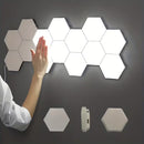 Paquete de 6 luces de pared LED hexagonales modernas con control táctil, formando un patrón geométrico.