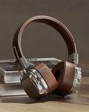 Auriculares supraaurales inalámbricos CHROME en marrón, diseño elegante con almohadillas acolchadas para comodidad.