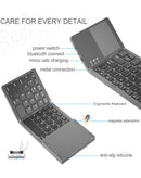 Teclado Bluetooth plegable negro de 63 teclas con touchpad, compacto y portátil para dispositivos móviles.