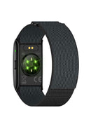Smartwatch QWatch Pro negro, con pantalla táctil, correa deportiva y funciones de fitness, mostrando la hora.