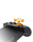 Controlador in-line negro para Nintendo Switch, diseño ergonómico, botones ABXY y joysticks. Ideal para gaming.
