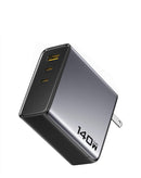 Cargador PISEN Bolt GaN gris de 140W con 2 puertos USB-C y 1 USB-A, ideal para carga rápida de múltiples dispositivos.