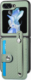 Protege tu Samsung Galaxy Z Flip 5 con estilo en Quetzaltenango con esta funda cartera color verde que incluye ranura para tarjeta de crédito.